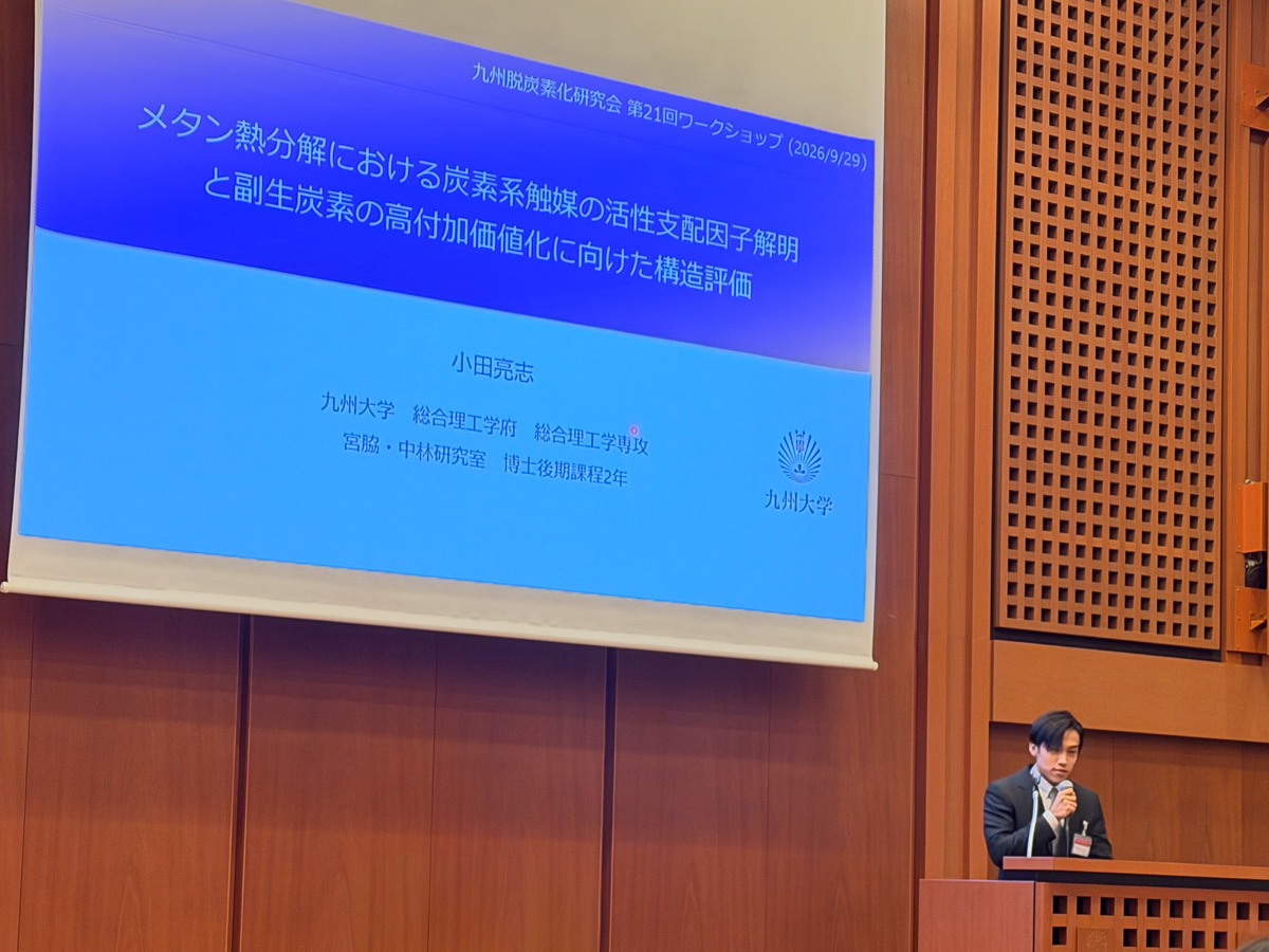 Ryoshi Oda presenting his doctoral research at the 21st Q-DeCS Workshop